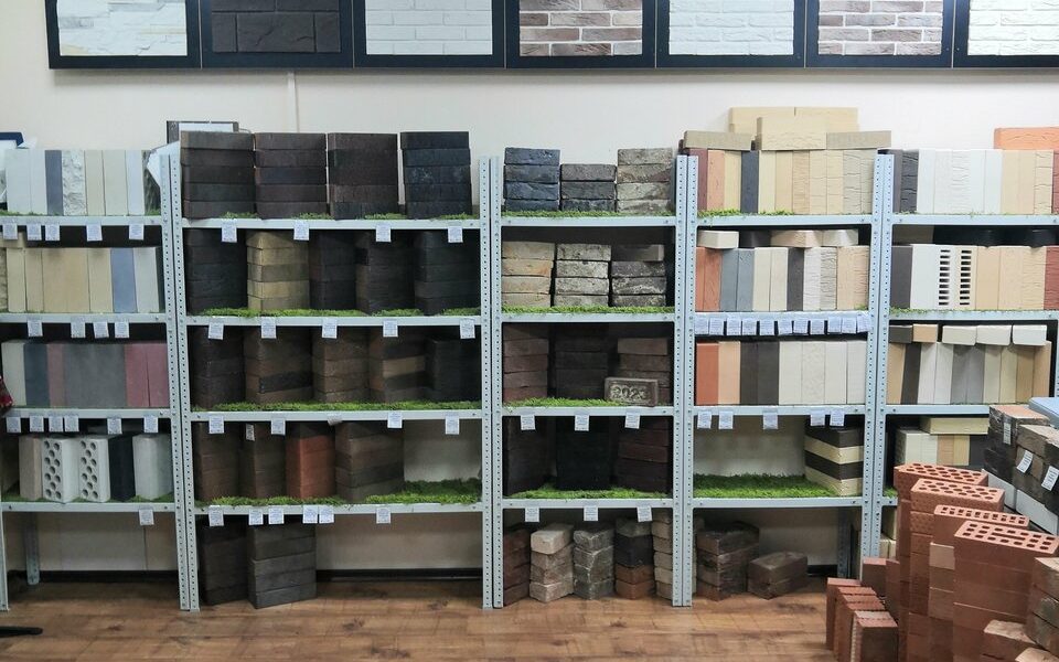 Стеллажи с образцами кирпича в шоуруме Кирпичной компании